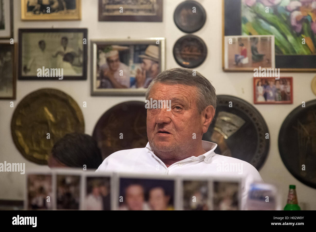 DUBROVNIK, Croazia - 28 Maggio 2014: Hrvoje CIKATO, proprietario della tradizionale barbiere Cikato seduto in poltrona. La gente del posto spesso com Foto Stock