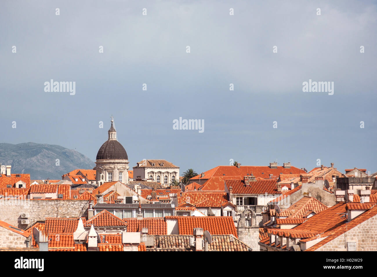 Vista sul paese vecchio di Dubrovnik bello tetti sulla giornata soleggiata con copyspace sulla parte superiore. Foto Stock