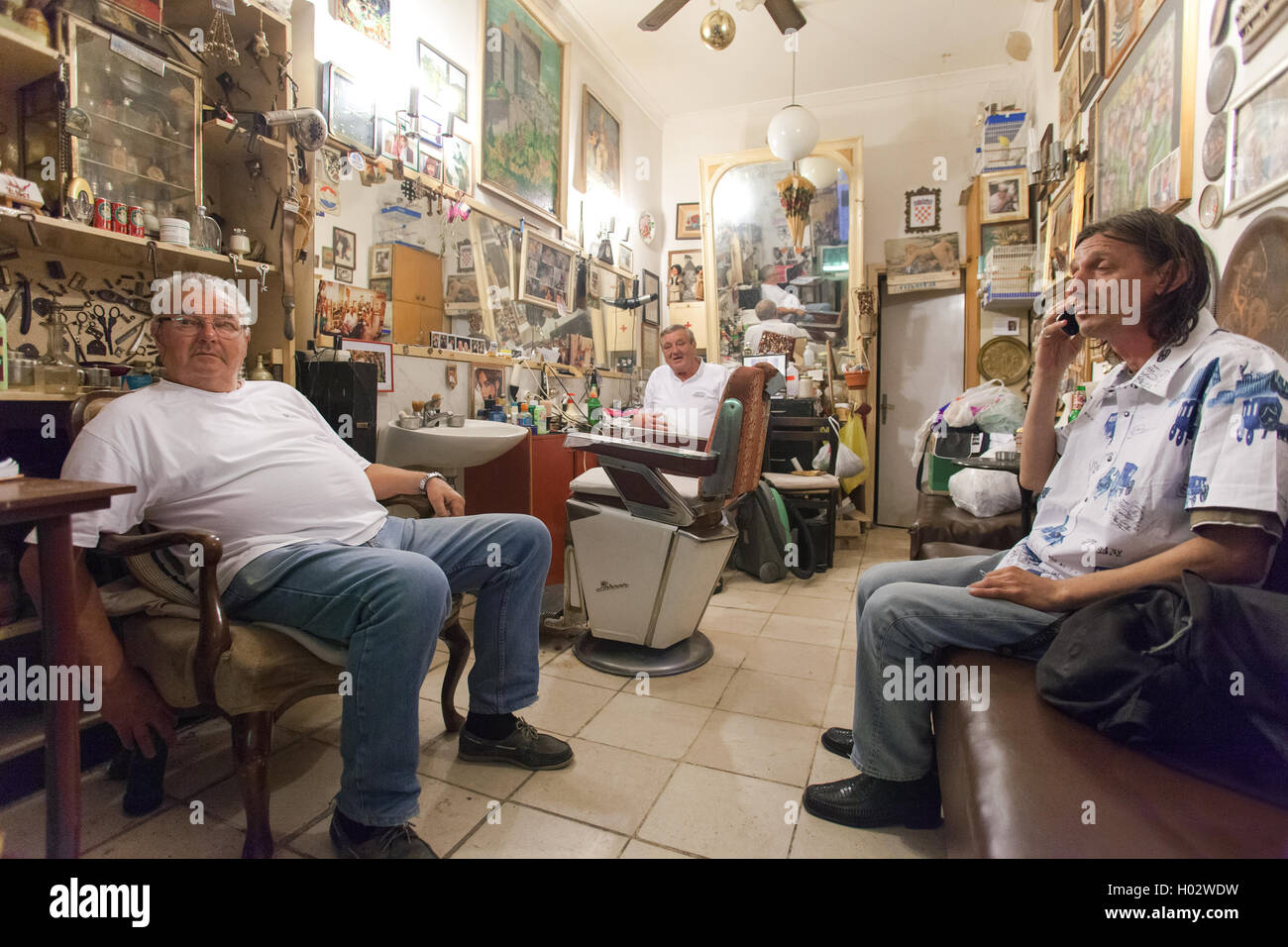DUBROVNIK, Croazia - 28 Maggio 2014: Hrvoje CIKATO, proprietario della tradizionale barbiere Cikato e i suoi amici. La gente del posto che spesso provengono per Foto Stock
