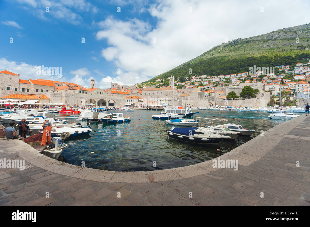 DUBROVNIK, Croazia - 26 Maggio 2014: piccole barche nel porto della città con il monte Srdj in background. La porta è un rifugio sicuro per molti b privato Foto Stock