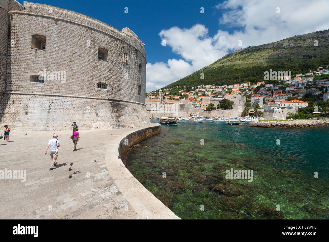 DUBROVNIK, Croazia - 27 Maggio 2014: i turisti nella parte anteriore del San Giovanni Rocca vicino al vecchio porto. Case fortezza Maritime Mu Foto Stock