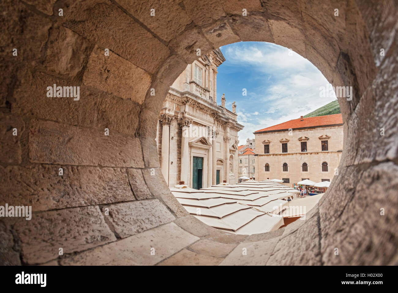 DUBROVNIK, Croazia - 26 Maggio 2014: vista sulla cattedrale dell Assunzione ingresso attraverso pietra circolare l'apertura. Cattedrale è la se Foto Stock