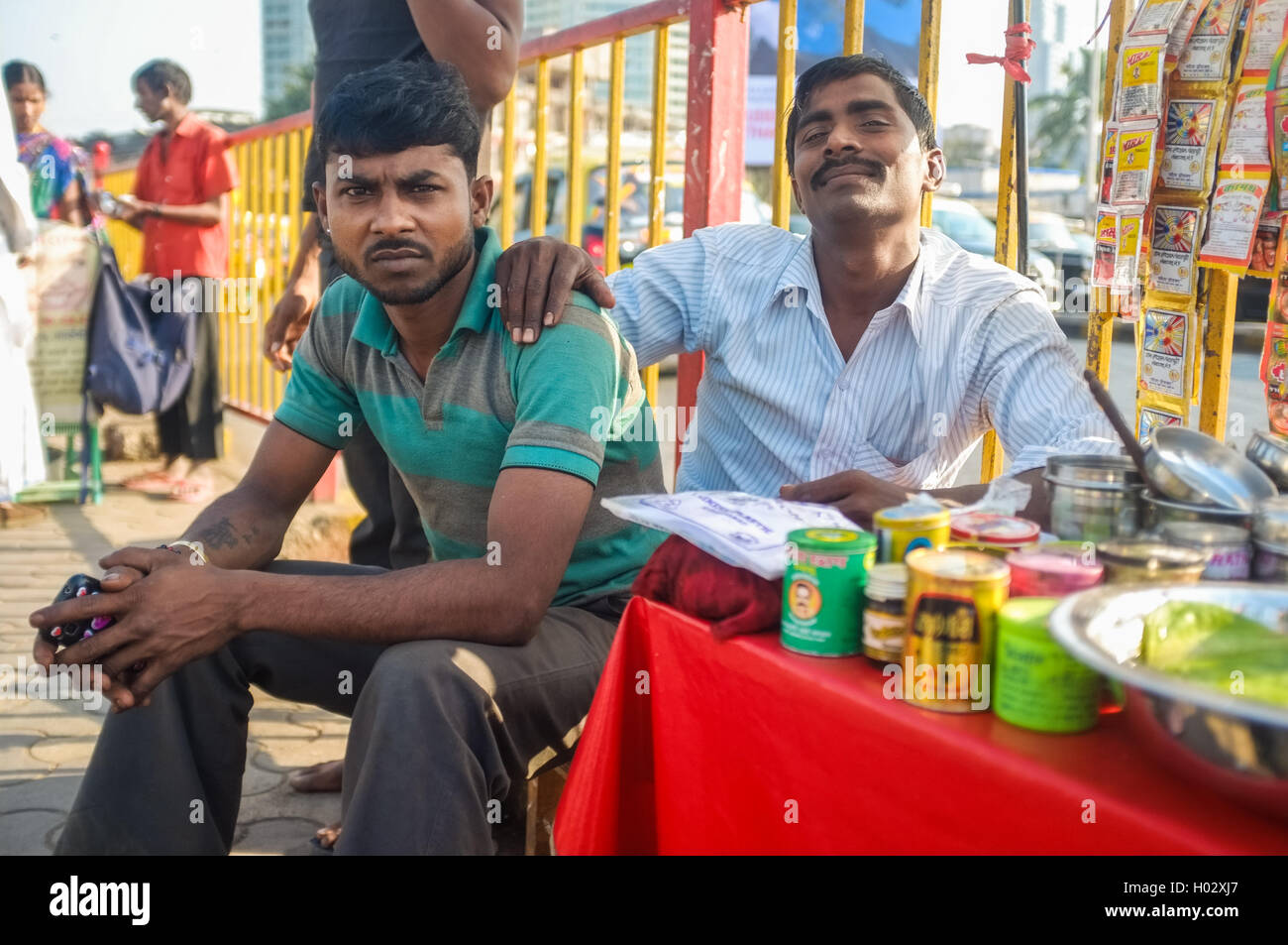 MUMBAI, India - 08 gennaio 2015: fornitori indiani che pongono in attesa per i clienti. Foto Stock