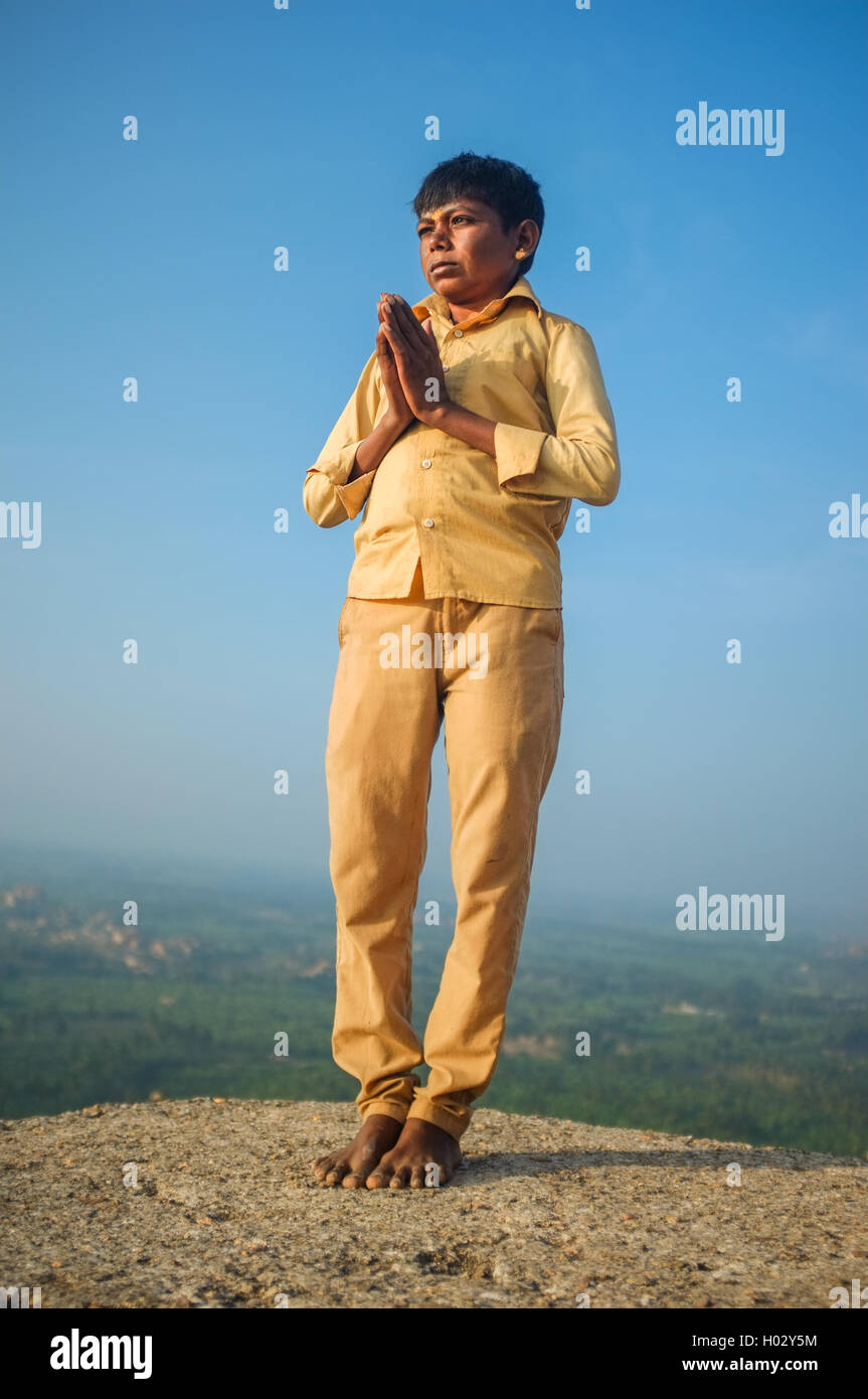 KAMALAPURAM, India - 03 febbraio: pellegrino indiano con le mani in posizione di preghiera sulla collina Foto Stock