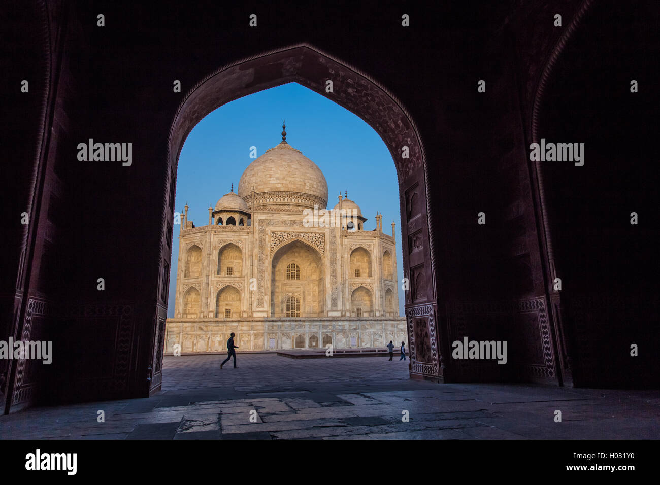 AGRA, India - 28 febbraio 2015: vista del Taj Mahal dall'interno Mihman Khana con persone di passaggio. Il lato est del Taj. Foto Stock