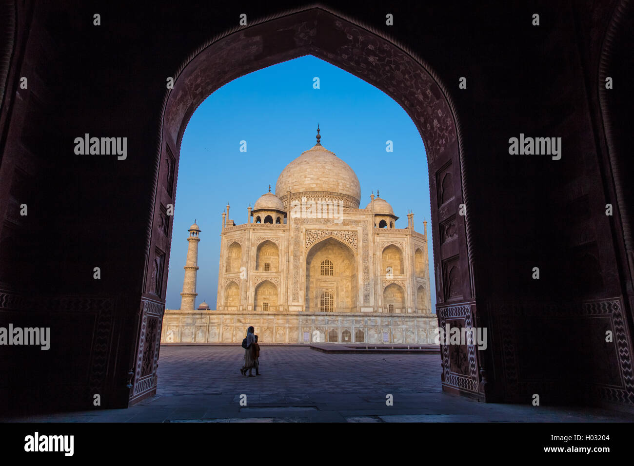 AGRA, India - 28 febbraio 2015: vista del Taj Mahal dall'interno Mihman Khana con persone di passaggio. Il lato est del Taj. Foto Stock