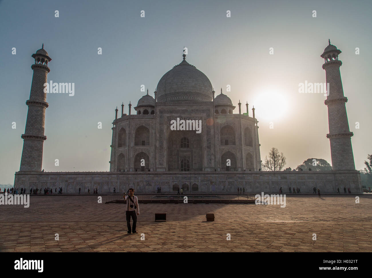 AGRA, India - 28 febbraio 2015: vista retroilluminato del Taj Mahal dal lato ovest con turistica prendendo selfie. Foto Stock