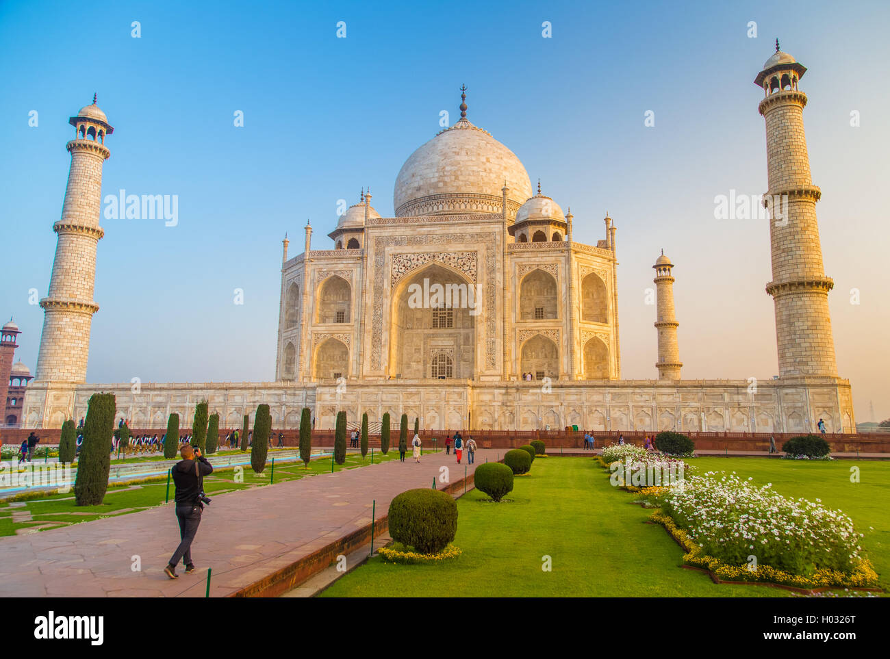 AGRA, India - 28 febbraio 2015: vista del Taj Mahal verso il lato del sud. Visitatore con la fotocamera. Foto Stock