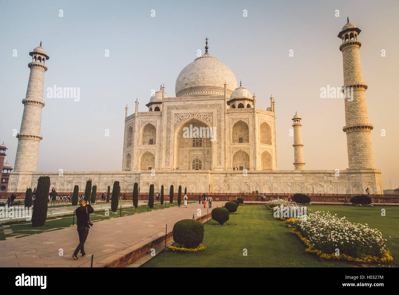 AGRA, India - 28 febbraio 2015: vista del Taj Mahal verso il lato del sud. Visitatore con la fotocamera. Post-elaborati con grano, una texture Foto Stock