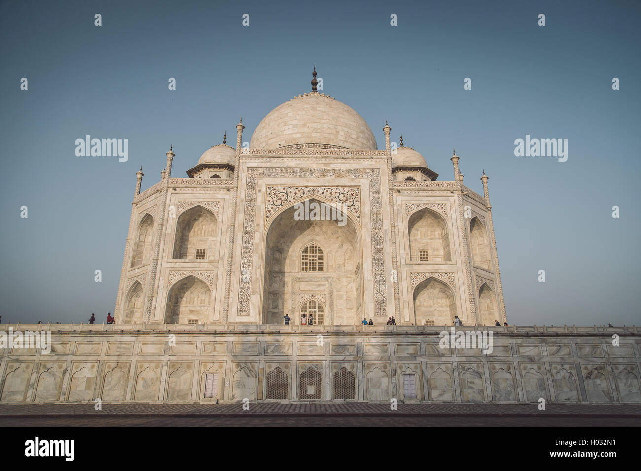 Vista del Taj Mahal dal lato est. Post-elaborati con grano, di consistenza e di colore effetto. Foto Stock