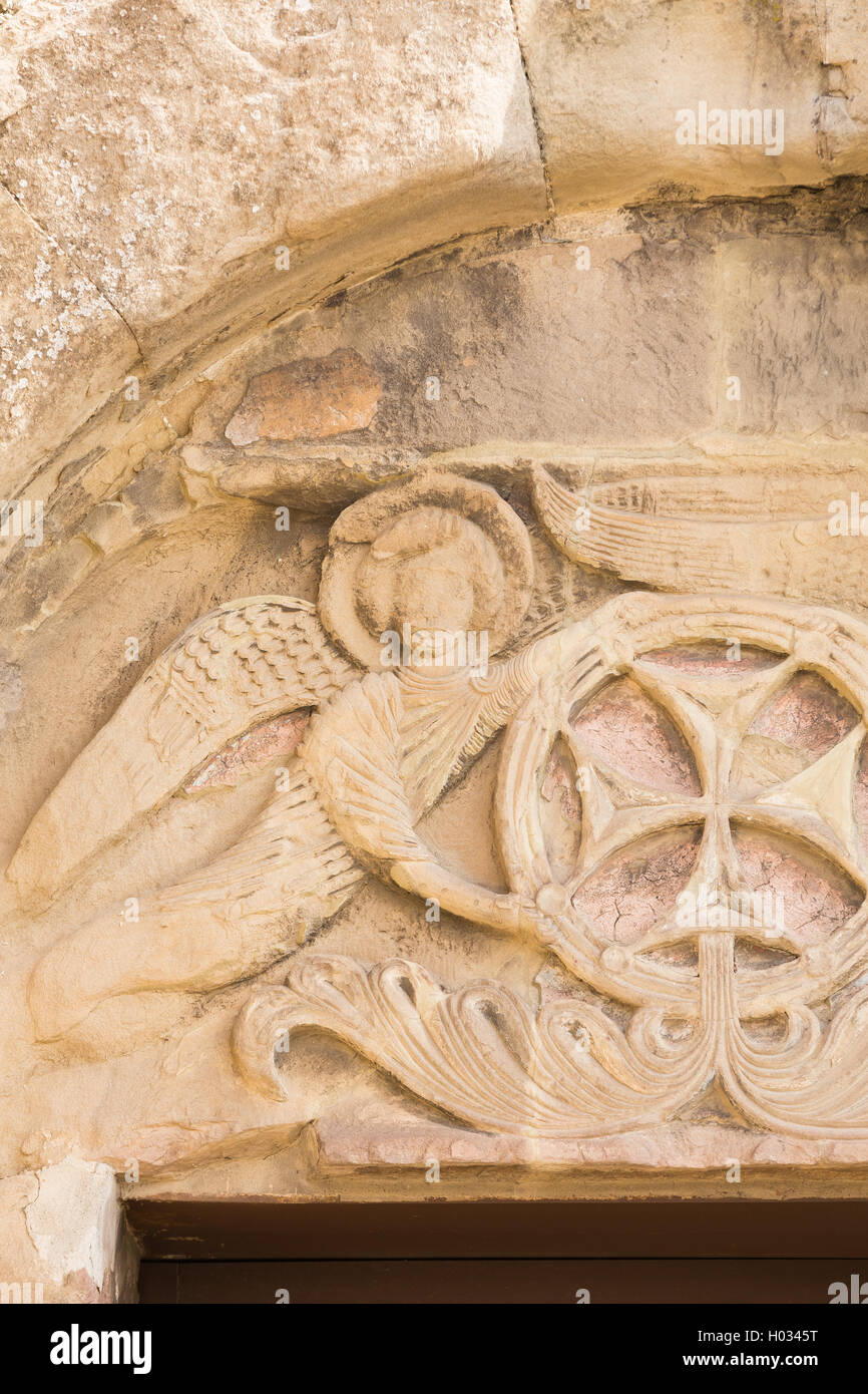 Mtskheta, Georgia. Vista ravvicinata di Bas-Relief glorificazione della Croce il coronamento dell'ingresso all'antico monastero di Jvari, Geo Foto Stock