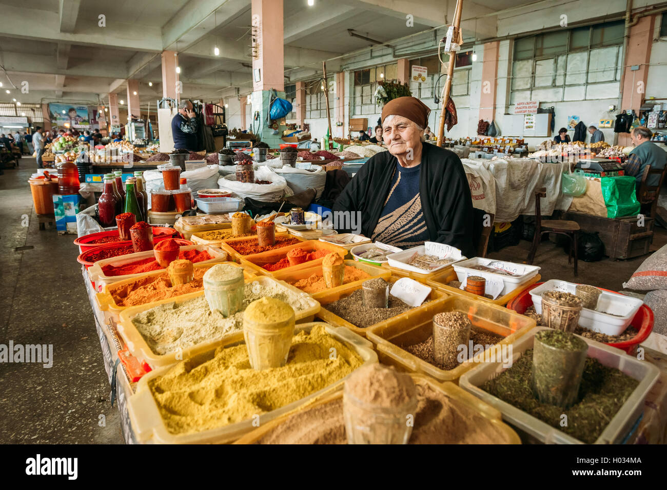 Batumi, Georgia - 28 Maggio 2016: l'anziana donna georgiana, il venditore di Varicolored aromatiche spezie è attesa per gli acquirenti Foto Stock