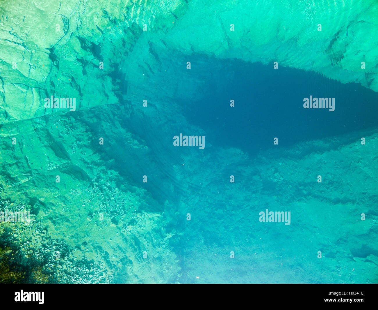 Primo piano vista aerea del Glavas sorgente del fiume Cetina, Croazia. Sorgente è di oltre 110 m di profondità. Foto Stock