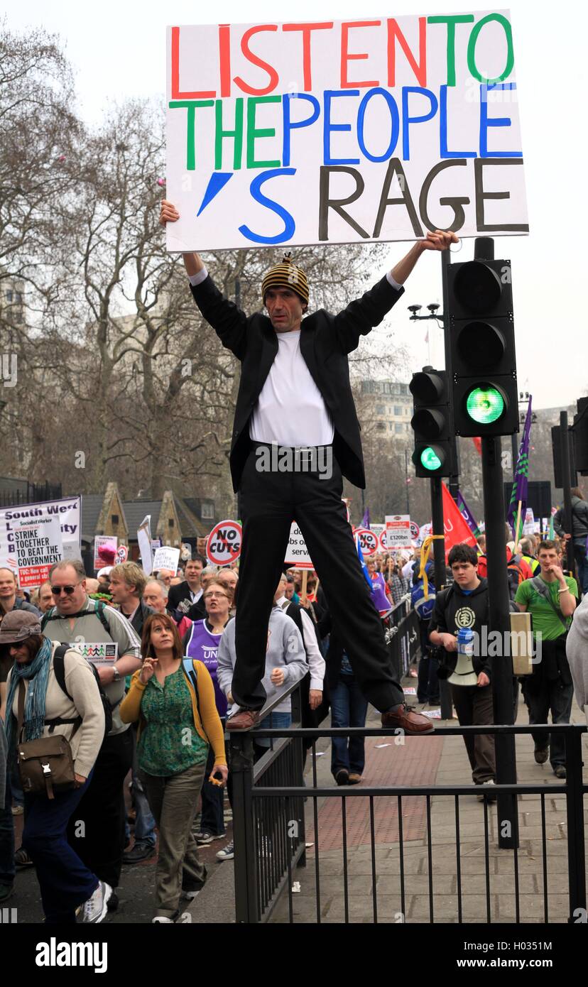 Protester a marzo per l alternativa, anti-tagli dimostrazione, Oxford Circus, Londra, Regno Unito. Foto Stock