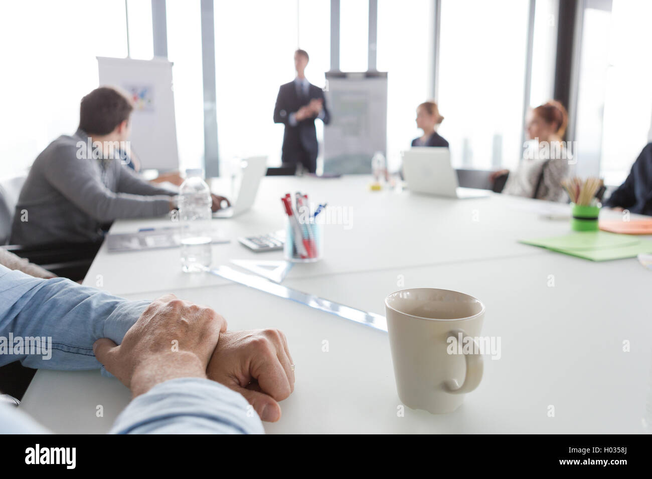 Close up di business man mano sul tavolo durante la riunione in ufficio moderno. Foto Stock Close up di business man mano sul tavolo durante la riunione in ufficio moderno. Foto Stock
