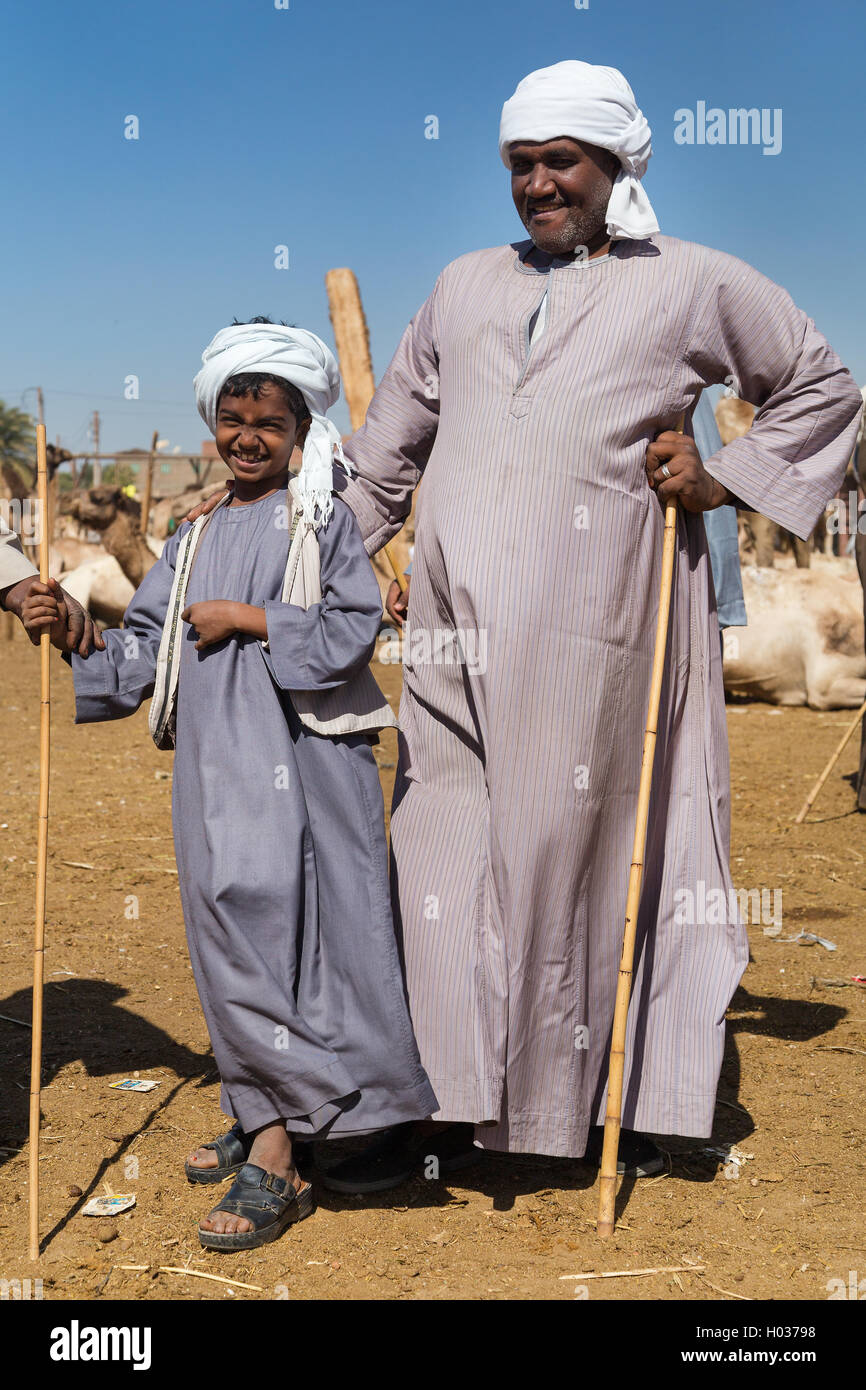 DARAW, Egitto - Febbraio 6, 2016: Locale camel venditori sul mercato di cammelli in posa per la telecamera. Foto Stock