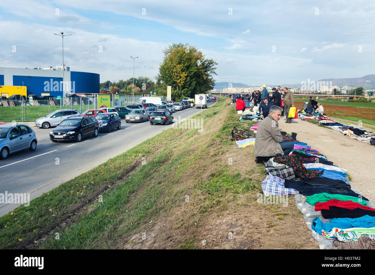 Zagabria, Croazia - 20 ottobre 2013: Persone a Zagabria il mercato delle pulci Hrelic. Foto Stock