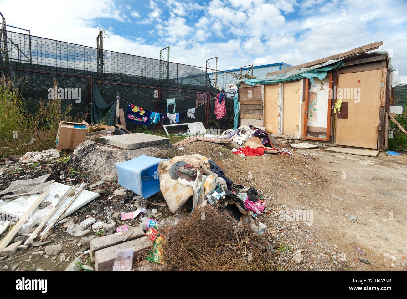 Zagabria, Croazia - 21 ottobre 2013: rovinato Roma Shack realizzato da rotture di parti di costruzione. Foto Stock
