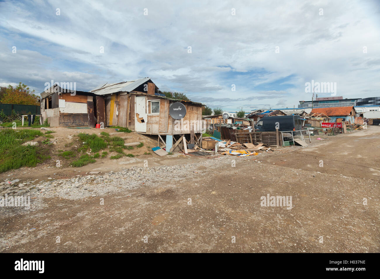 Zagabria, Croazia - 21 ottobre 2013: rovinato Roma Shack realizzato da rotture di parti di costruzione. Foto Stock