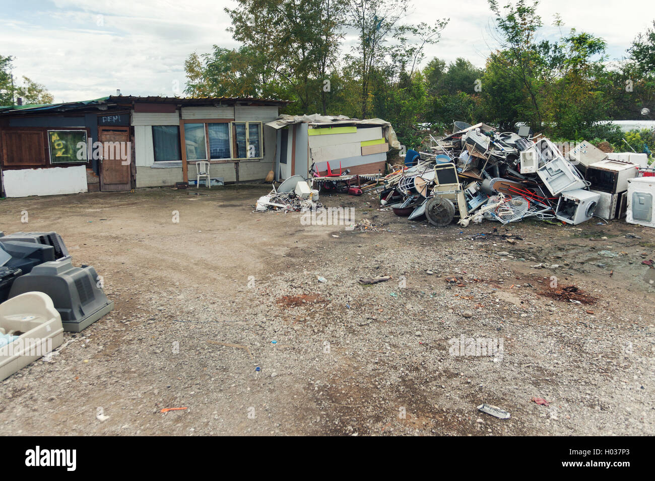 Zagabria, Croazia - 21 ottobre 2013: rovinato Roma Shack realizzato da rotture di parti di costruzione. Foto Stock