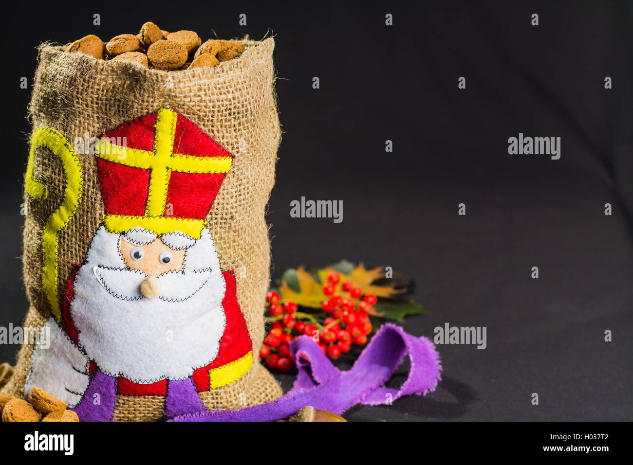 'De zak van Sinterklaas' (St. Nicholas' borsa) riempito con 'pepernoten'. Tradizionale olandese "vacanze interklaas'. Foto Stock