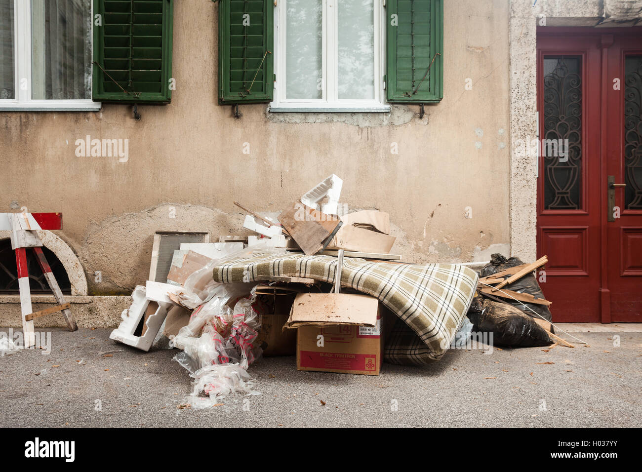 Zagabria, Croazia - 14 ottobre 2013: discarica di rifiuti collocati nella parte anteriore della casa. Foto Stock