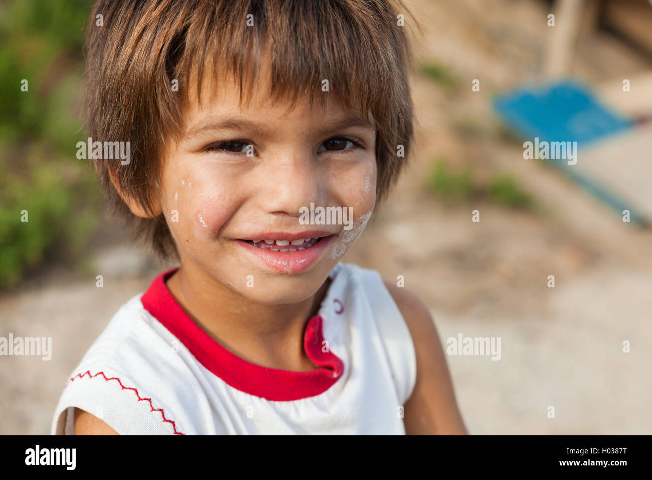 Zagabria, Croazia - 21 ottobre 2013: Ritratto di grazioso piccolo ragazzo di Roma. Foto Stock