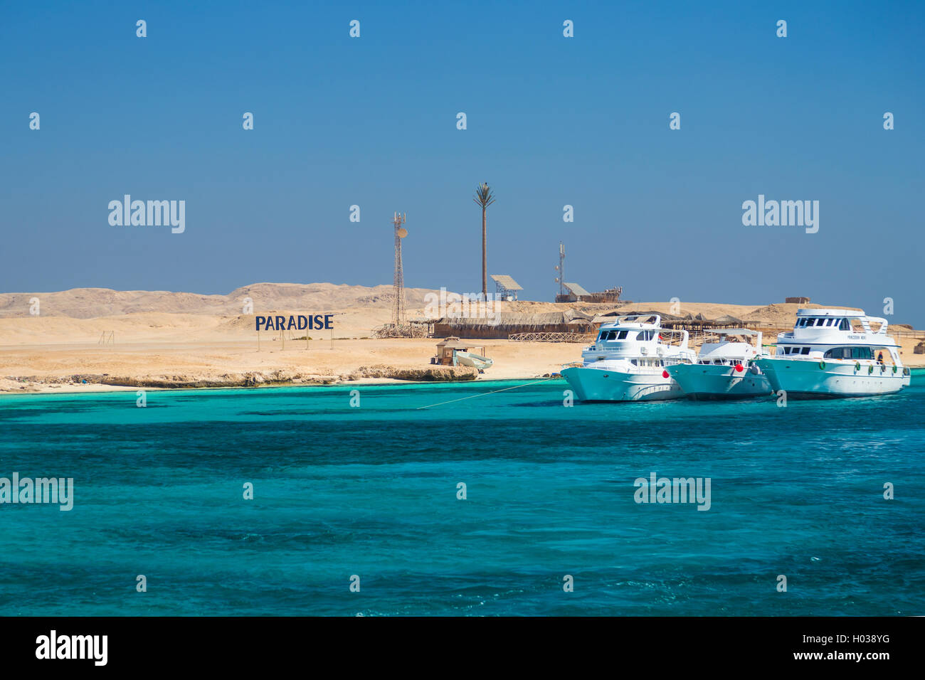 HURGHADA, Egitto - 12 febbraio 2016: barche ormeggiate a Paradise Island. Foto Stock