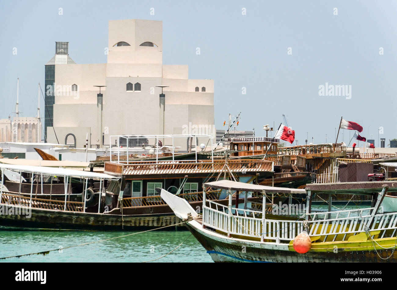 Porto Dhow a Doha, in Qatar, con il Museo di Arte Islamica in background Foto Stock