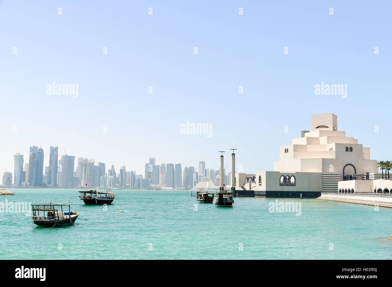 La baia di Doha in Qatar, con il museo di arte islamica Foto Stock