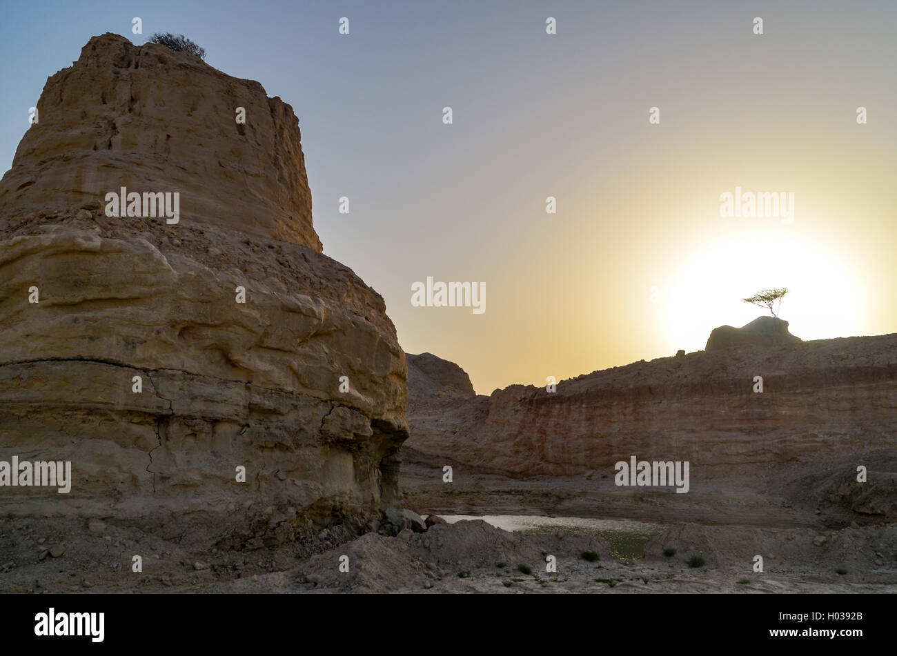 Tramonto nel deserto del Qatar in una cava di sabbia Foto Stock