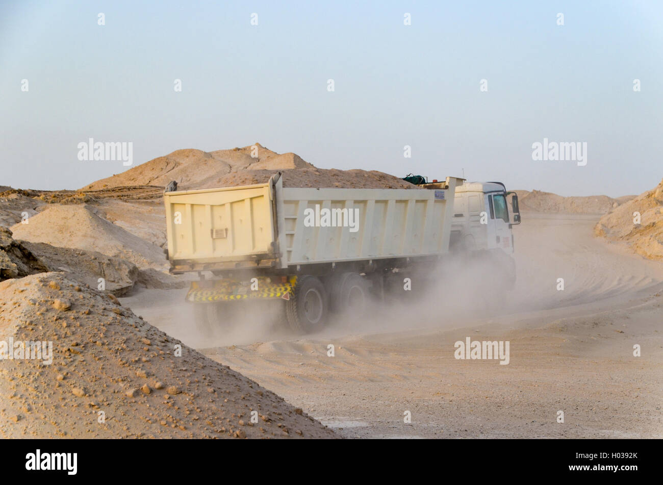 Carrello passante in una cava di sabbia nel deserto del Qatar Foto Stock