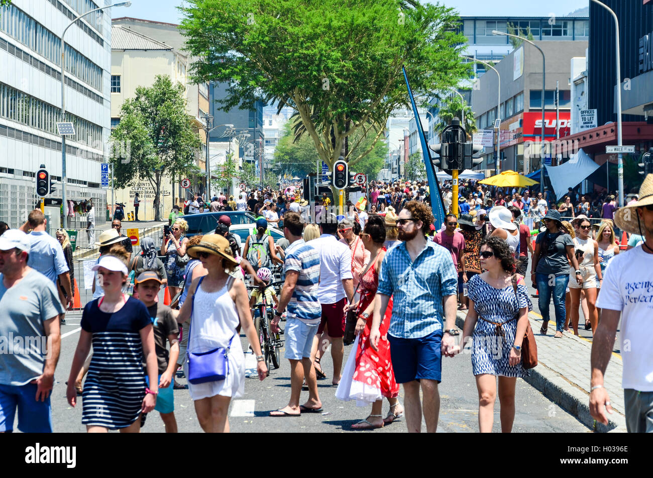 La folla dei sudafricani e turisti su Bree Street, Città del Capo, durante le strade aperte festival Foto Stock