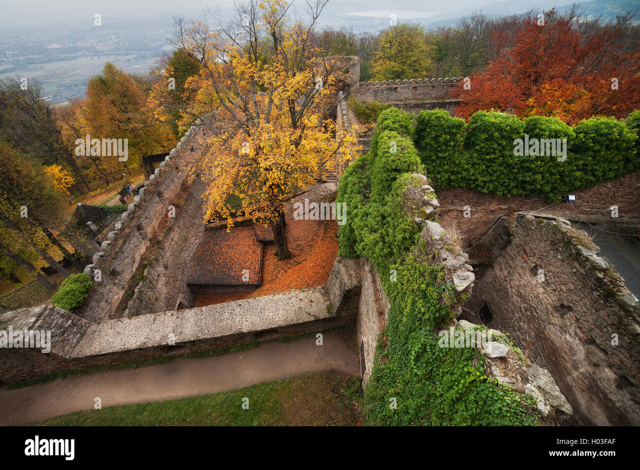 Castello Chojnik in autunno, Jelenia Gora, Bassa Slesia, Polonia, Europa fortezza medievale, un punto di riferimento Foto Stock