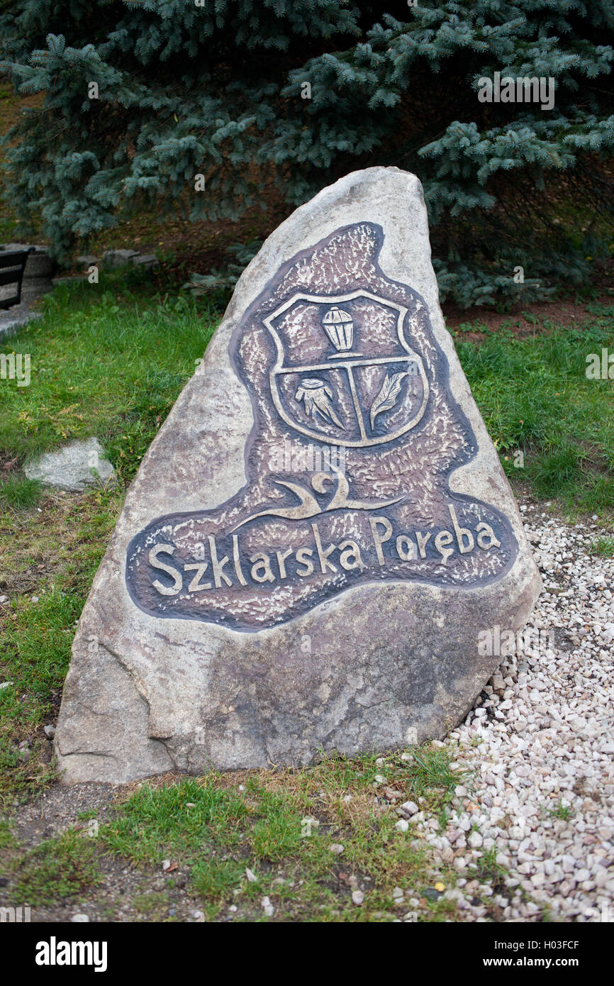 Accogliente rock con città crest carving a Szklarska Poreba in Polonia, Bassa Slesia regione. Foto Stock