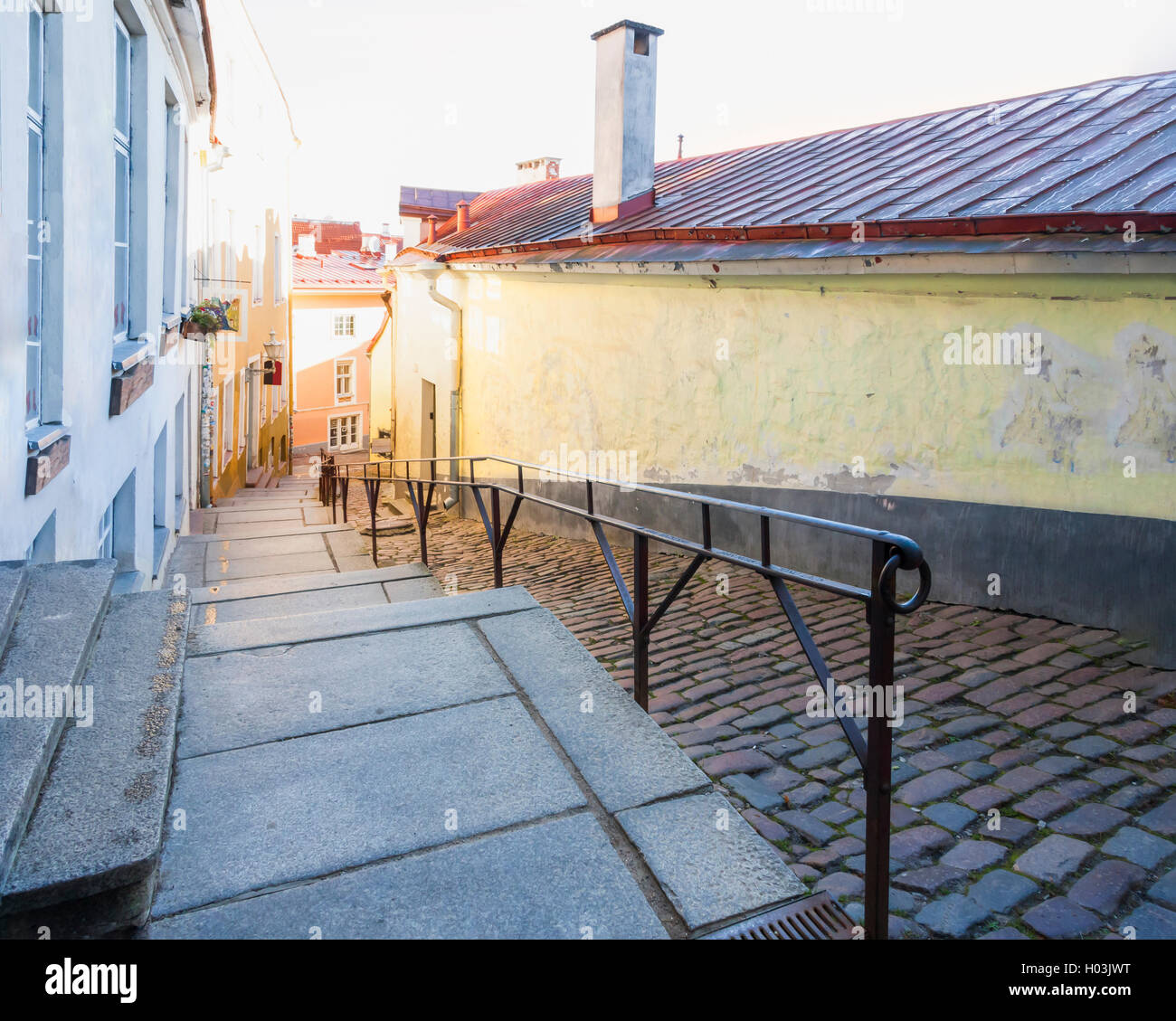 Long Street con scale chiamato Luhike Jalg (gamba corta) nella città vecchia di Tallinn, Estonia Foto Stock