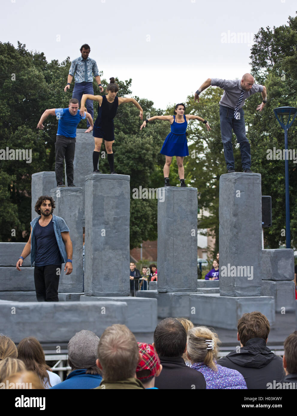 Blocco street performance di danza del acrobat Foto Stock