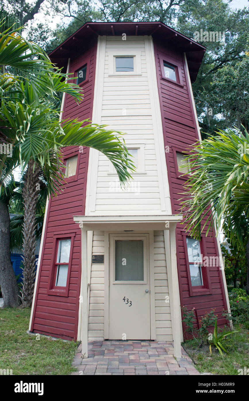La Lighthouse House di Sarasota, Florida, è una stravagante residenza a forma di un torreggiante faro, che mescola il fascino costiero con l'architettura stravagante Foto Stock