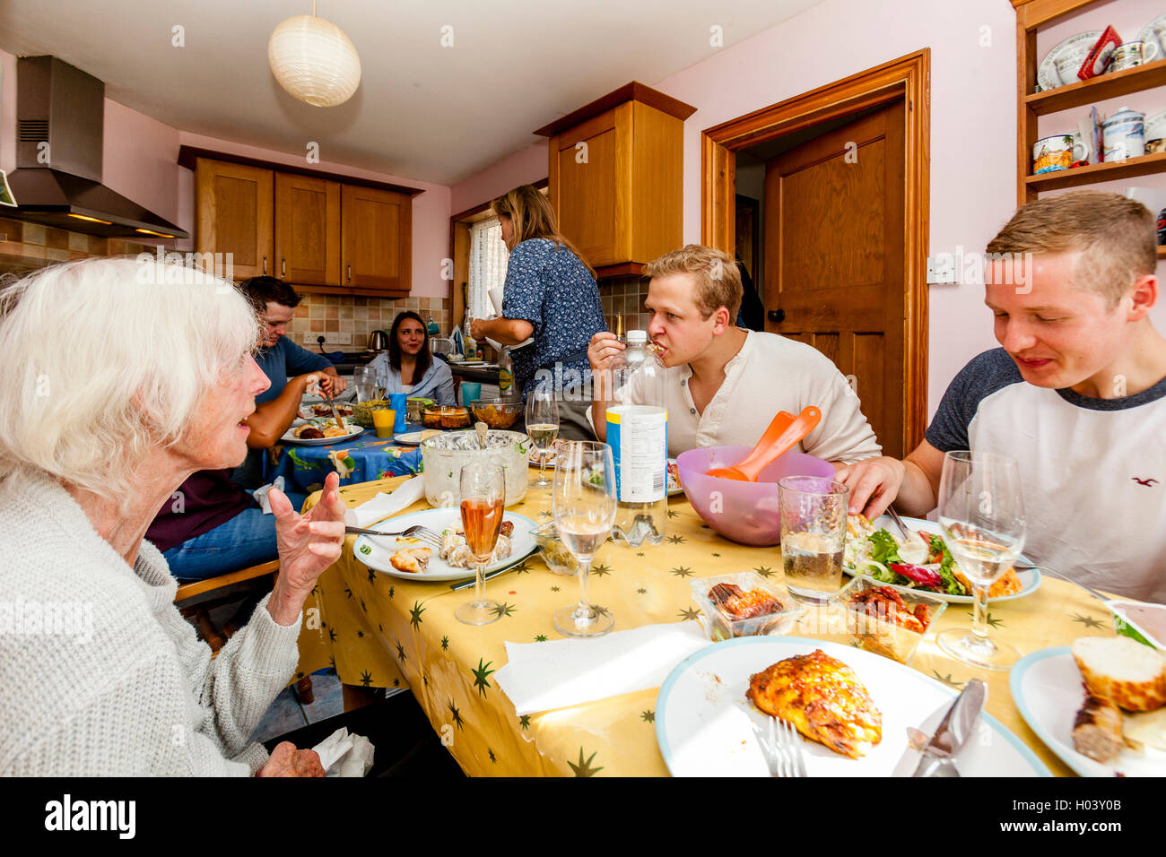 Una famiglia di sedersi per un pasto a buffet, Sussex, Regno Unito Foto Stock
