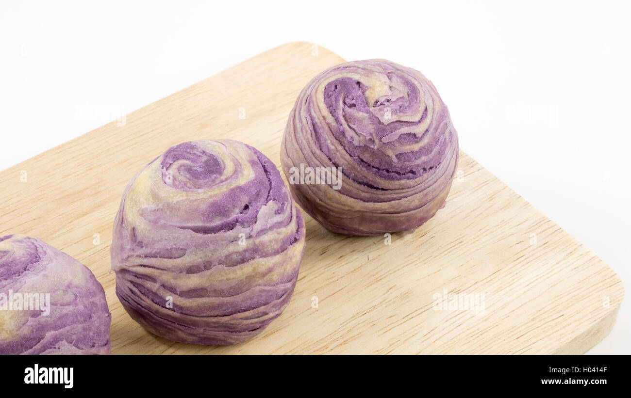 Il taiwanese cristallo violetto taro torta sull'asse di legno. Foto Stock