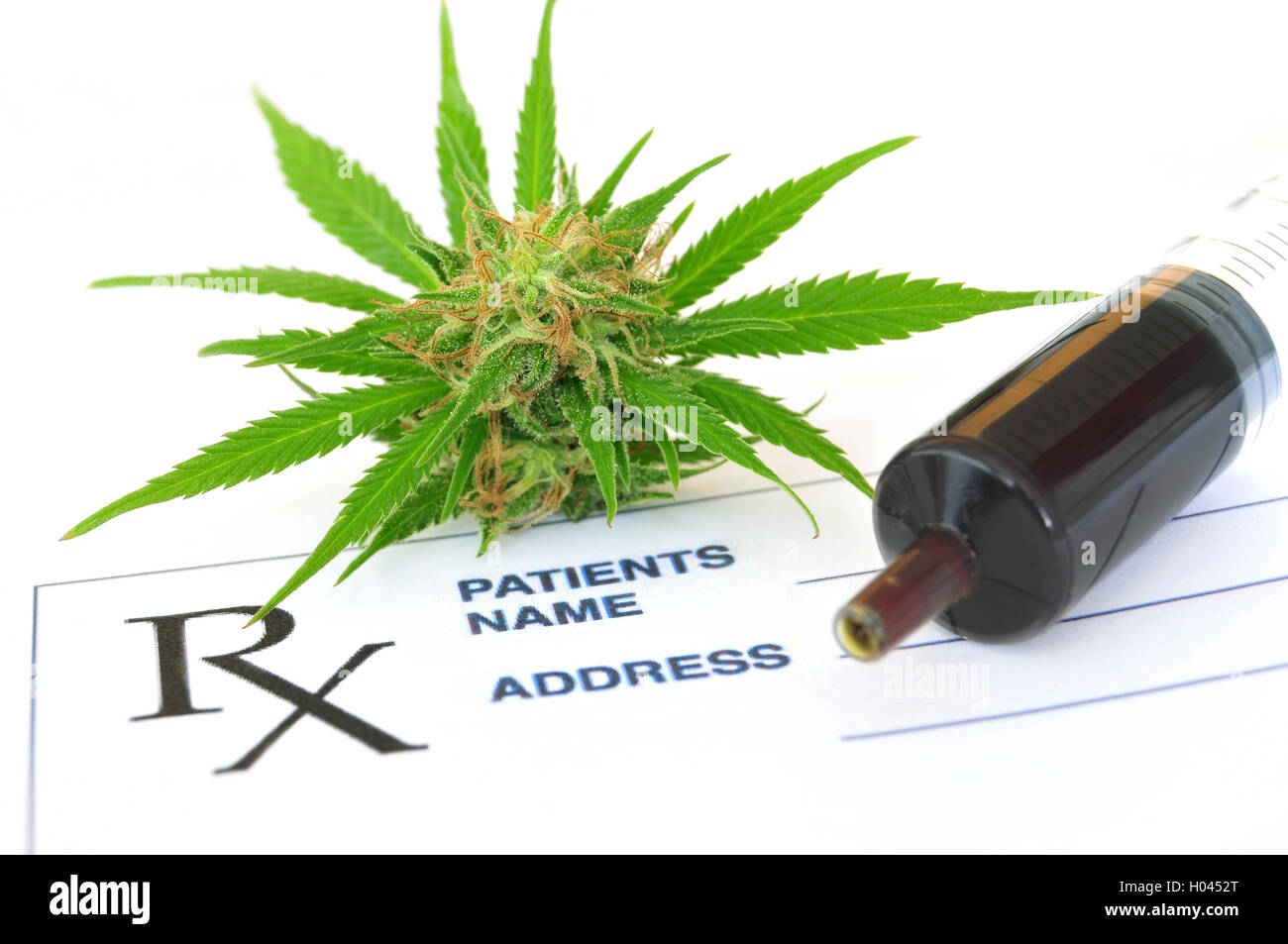 La cannabis medica e olio di hash con carta di prescrizione Foto Stock