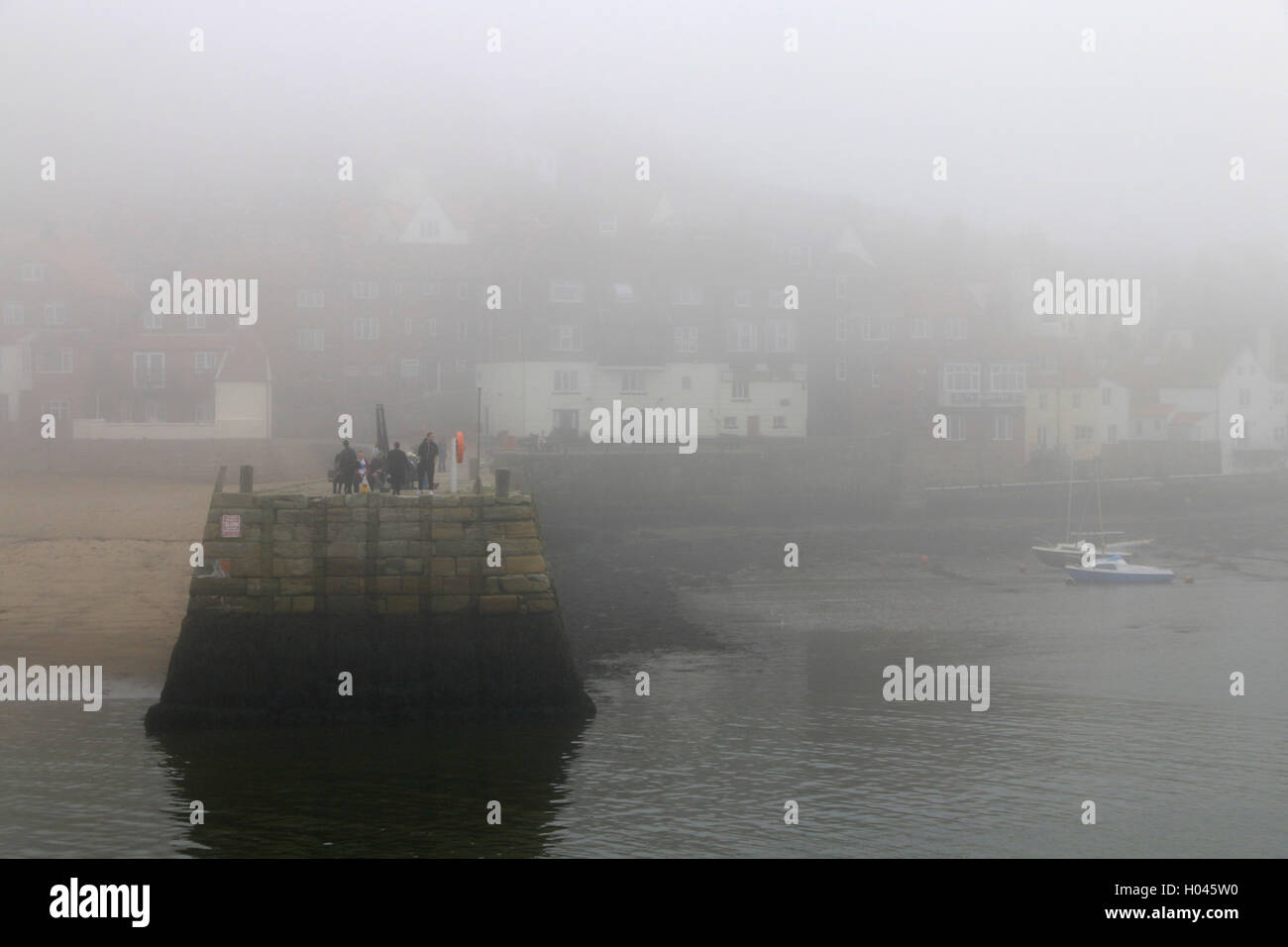 Tate Pier, Whitby su un nebbioso giorno Foto Stock