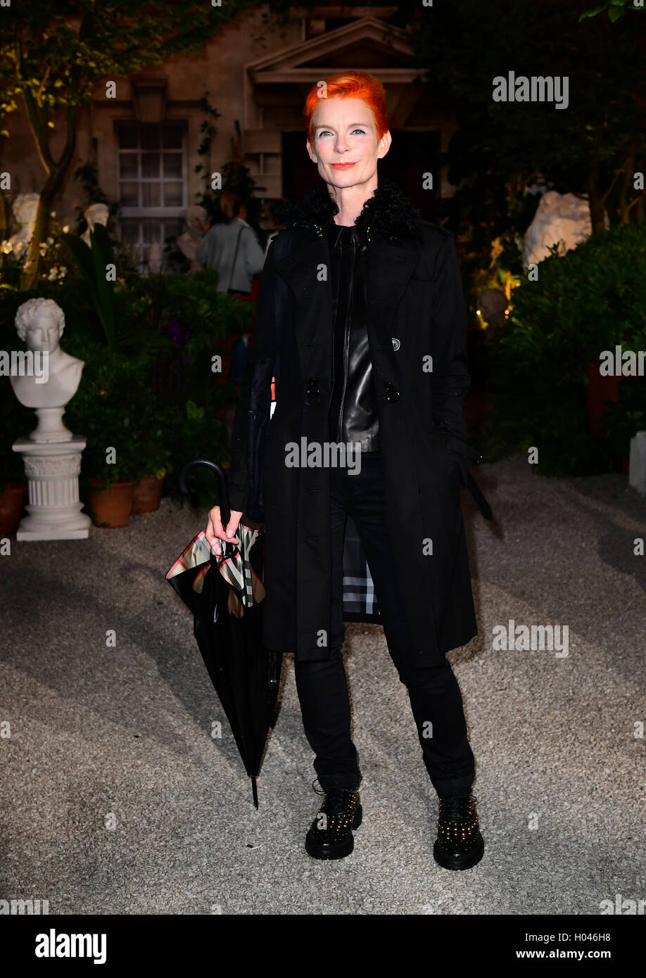 Sandy Powell che frequentano il Burberry Fashion Show a 'Makers House', 1 Manette Street, Londra. Foto Stock