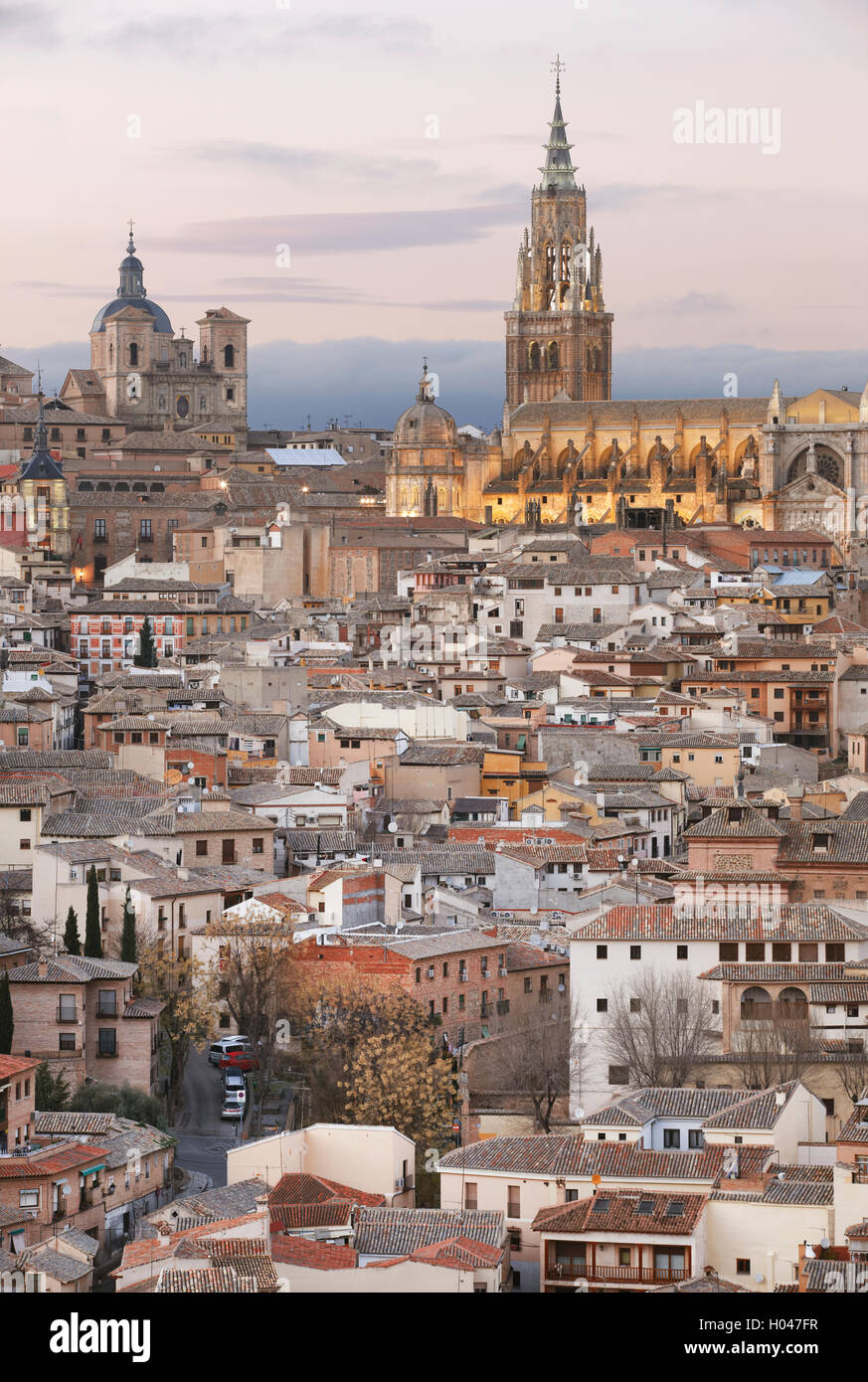 Toledo vista sullo skyline al tramonto con la cattedrale. Spagna. In verticale Foto Stock