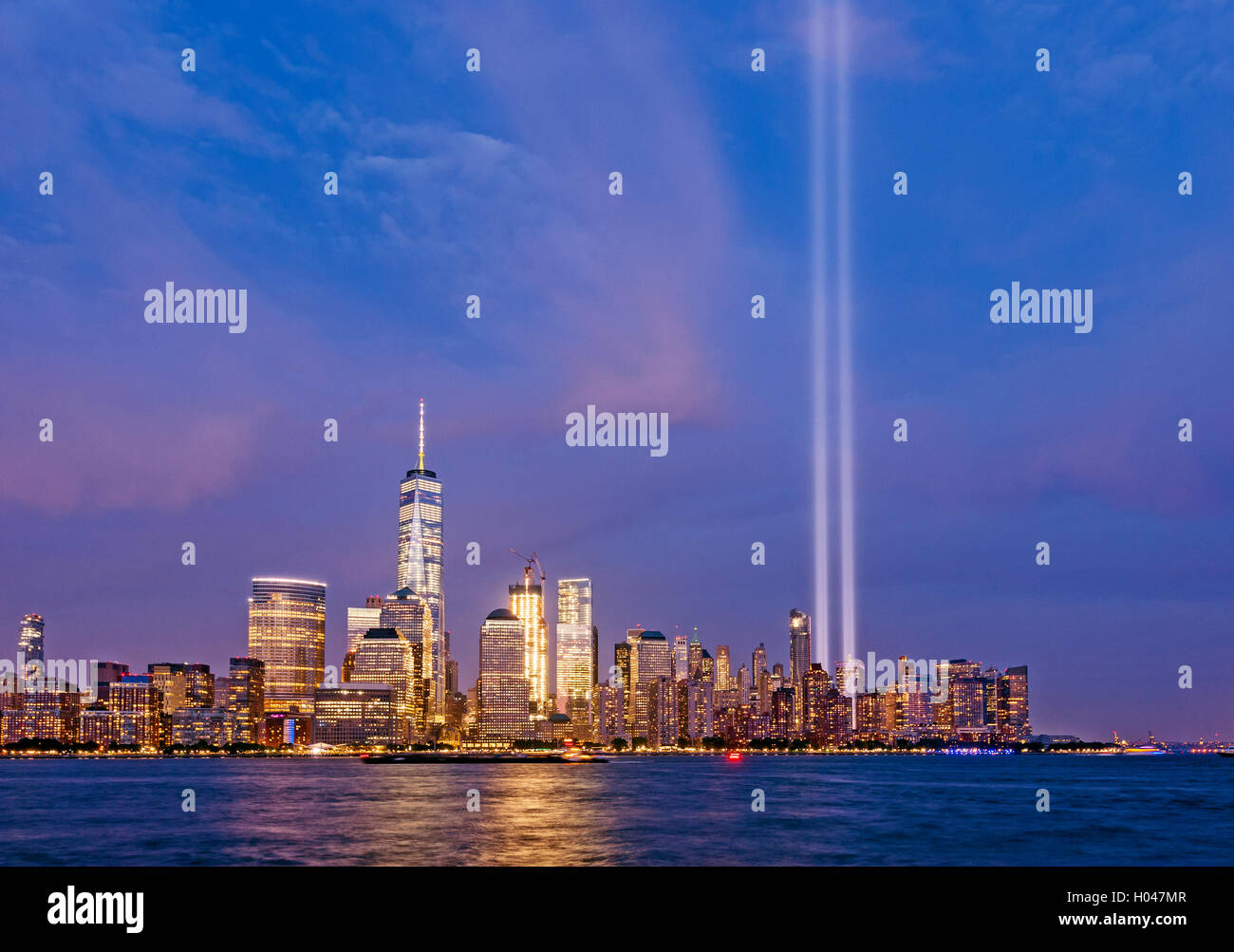 Skyline di New York omaggio alla luce New York skyline della città Un WTC Freedom Tower Skyline di Manhattan Foto Stock