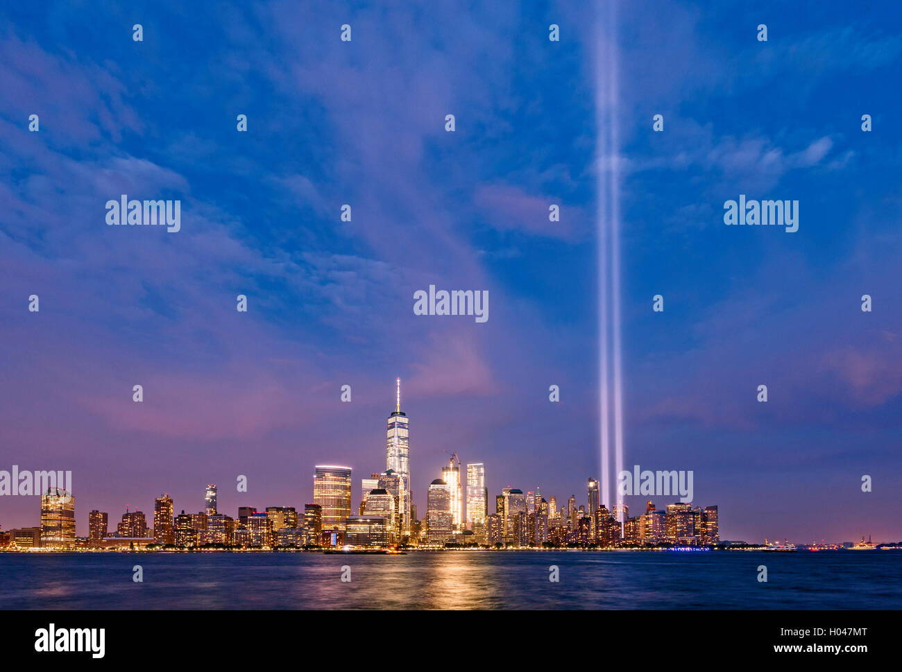 Omaggio alla luce skyline di New York New York skyline della città Un WTC Freedom Tower Skyline di Manhattan Foto Stock