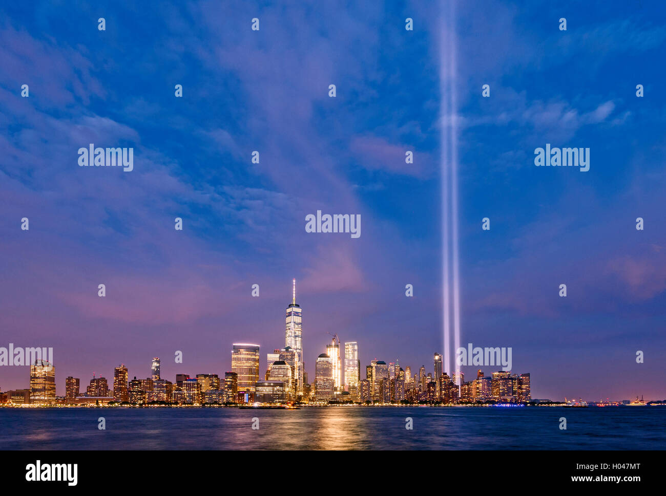 Omaggio alla luce skyline di New York New York skyline della città Un WTC Freedom Tower Skyline di Manhattan Foto Stock