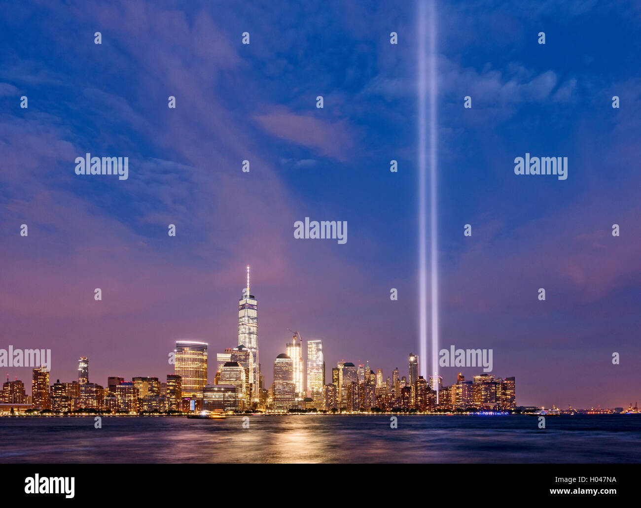 Omaggio alla luce skyline di New York New York skyline della città Un WTC Freedom Tower Skyline di Manhattan Foto Stock
