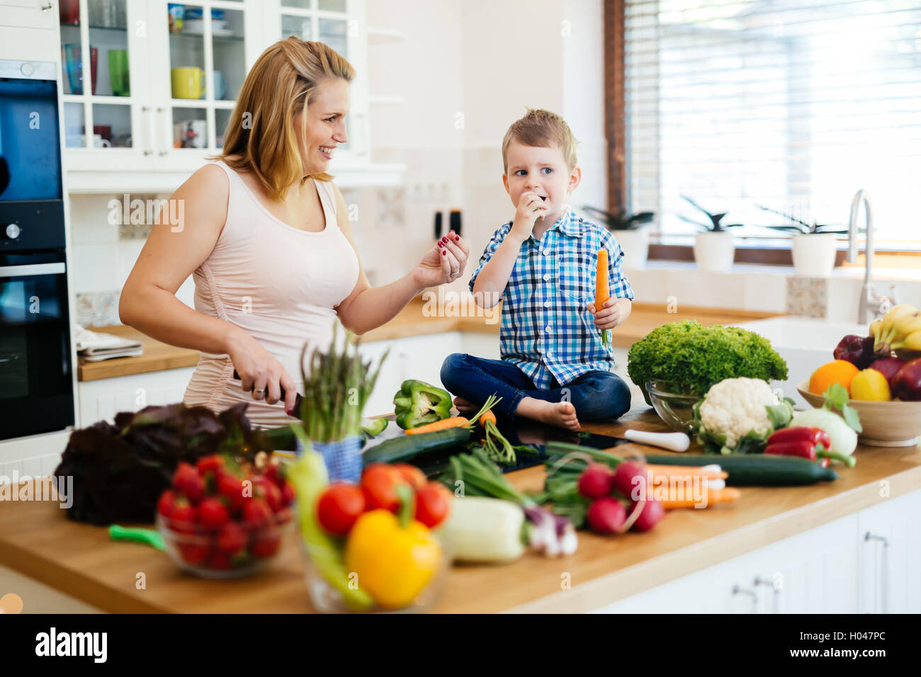 La madre e il bambino a preparare il pranzo da verdure fresche Foto Stock