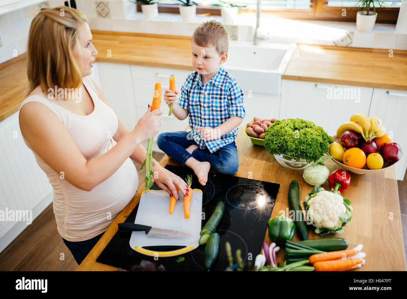 La madre e il bambino a preparare il pranzo in cucina Foto Stock